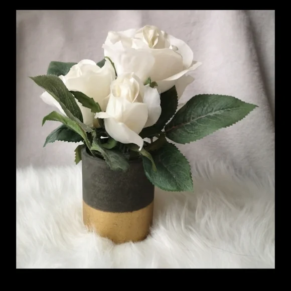 x2 Potted Faux Roses - Picture 3 of 7